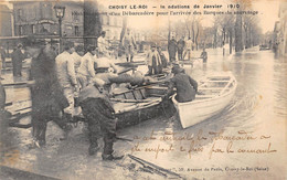 94-CHOISY-LE-ROI- INONDATIONS DE JANVIER 1910, ETABLISSEMNT D'UN DEBARCADERE PAOU L'ARRIVEE DES BARQUES , LE SAUVETAGE - Choisy Le Roi