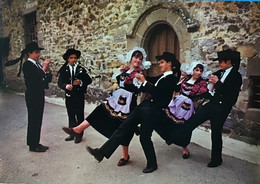 Groupe Folklorique De Chateaugiron Au Château Du Bois Orcan Danse La Guibra - Châteaugiron