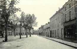 PONT DE VAUX - Place Michel Poisat. - Pont-de-Vaux