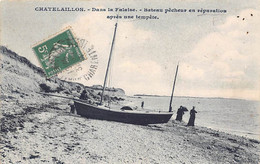 Chatelaillon         17            Bateau De Pêche En Réparation  Après Une  Tempête     (voir Scan) - Châtelaillon-Plage