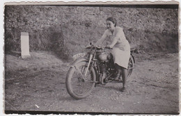PHOTOGRAPHIE ORIGINALE  FEMME MOTO TERROT Mai 1940 - Auto's
