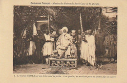 Cameroum Français - Le Sultan NJOYA Sur Son Trône Orné De Perles A Sa Gauche,un Serviteur Porte Sa Grande Pipe En Cuivre - Kamerun