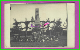 CP - Carte Photo - Commemoration Monument Aux Morts - Fleurs Couronne à Idenfier - Monumenti Ai Caduti