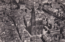 Cpsm 9x14 . En Avion Sur STRASBOURG (67) La Cathédrale (Pilote-Opérateur  R. Henrard ) - Straatsburg