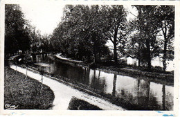 Canaux - Péniches : 82 : Castelsarrasin : Le Canal , Vers L'Usine ( Cpsm P.F. ) - Péniches