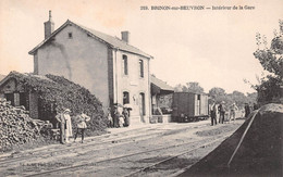 58 - Brinon-sur-Beuvron - Intérieur De La Gare Magnifiquement Animé - Wagons - Brinon Sur Beuvron