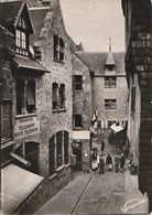 Le MONT SAINT MICHEL. - Entrée De L'unique Rue Du Bourg. POSTES ET TELEPHONE.Cliché Pas Courant - Le Mont Saint Michel