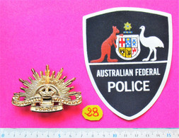 Lot 28 / Australien  = 1x Patch Police + 1x Insigne Forces Militaires - Police & Gendarmerie