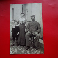 CARTE PHOTO SOLDAT ALLEMAND AVEC SA FAMILLE - Guerre 1914-18