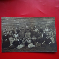 CARTE PHOTO SOLDATS LIEU A IDENTIFIER AVEC FEMMES - Guerre 1914-18