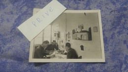 PHOTO ORIGINALE PRISONIERS DE GUERRE OFFICIERS OFLAG B X BARAQUE  II CHAMBRE 6 DESSIN  ORIGINAL ANNOTE - 1939-45