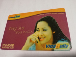 VIETNAM  200.000 D  LADY ON PHONE   PREPAID  Fine Used Card      **4010** - Viêt-Nam