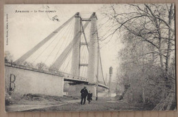 CPA 30 - ARAMON - Le Pont Suspendu - TB GROS PLAN EDIFICE Avec 2 Personnages En Bas + Jolie Oblitération Verso 1913 - Aramon