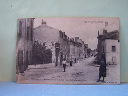 LEMPDES (PUY-DE-DOME) LA RUE NATIONALE ET LE CLOCHER ROMAN DE L'EGLISE PAROISSIALE. - Lempdes