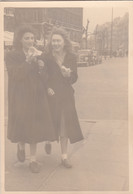 Photographie - Deux Jeunes Femmes Marchant Dans Paris - Automobile - 1954 - Photographs