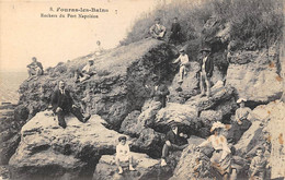 Fouras           17            Un Groupe Dans Les Rochers Du Port Napoléon        (voir Scan) - Fouras-les-Bains