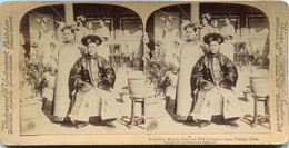 CARTE-PHOTO ? A WEALTHY MANCHU MAN AND WIFE IN FESTIVE DRESS, PEKING, CHINA - Covers & Documents