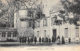 Marans           17        Un Groupe Devant L'Hôtel De Ville          (voir Scan) - Altri & Non Classificati