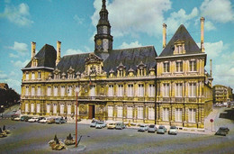 REIMS. - L'Hôtel De Ville. Voitures Années 60 Stationnées - Reims