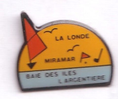 C127 Pin's Golf La Londe Des Maures Miramar Baie Des Iles L'Argentière Bateau Planche à Voile Var Achat Immédiat - Golf