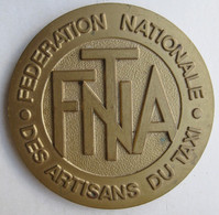 Médaille Fédération Nationale Des Artisans Du Taxi. Cahors 1985 Attribuée à Michelier René - Professionals / Firms