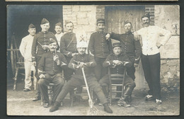 Scène De Caserne - Cpa Photo , N° 8 Sur Le Képi Au Milieu  --   LAR47 - Barracks