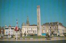 EPERNAY. - La Place De La République. Monument Dédié Aux Martyrs De La Résistance - Epernay