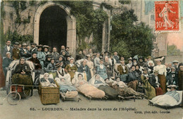 Lourdes * Malades Dans La Cour De L'hôpital - Lourdes