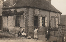 FAVIERES En BRIE - On Pose Devant La Maison        ( Carte Photo ) - Sonstige & Ohne Zuordnung