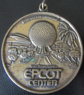 Médaille WALT DISNEY WORLD 1982 - EPCOT CENTER - 42 Mm, 28,2 Grammes - Métal Doré - Professionals/Firms