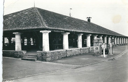 CPsm,dentelée N Et B De  LES MOUTIERS - Les - MAUXFAITS  ( 85 )   Le Marché Couvert. - Moutiers Les Mauxfaits