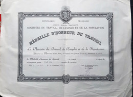 MEDAILLE D'HONNEUR DU TRAVAIL DECERNEE POUR 25 ANNEES DE SERVICES CERTIFICAT SUR BEAU PAPIER  1970 CURIOSITE ? - Diplômes & Bulletins Scolaires