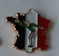 * Pin' S  Sport  PETANQUE, Joueur  Maillot  Vert  Sur  Carte  De  France  Tricolore  Signé  KANDIN & FILS - Pétanque