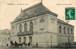 Thouars * Rue De La Commune Et La Salle Des Fêtes - Thouars