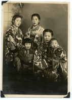 Asie.Japon.groupe Familial Mère Et Enfants Japonais En Costume Traditionnel.caractères D'écriture Japonaise Au Verso. - Asia