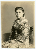 AsieJapon.portrait De Jeune Fille Japonaise En Costume Traditionnel. Caractères D'écriture Japonaise Au Verso. - Asia