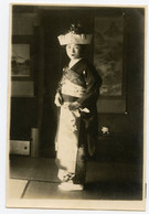 Japon. Portrait De Jeune Fille Japonaise.costume Traditionnel. Geisha. Folklore Caractères D'écriture Japonaise Au Verso - Asia