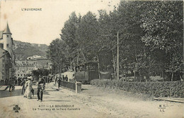 La Bourboule * Rue De La Commune * Le Tramway Tram Et Le Parc Fenestre - La Bourboule