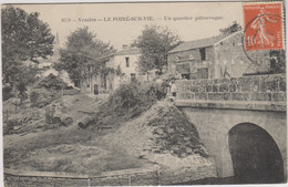 D85 - LE POIRE SUR VIE - UN QUARTIEER PITTORESQUE - Jeunes Enfants Au Bord Du Pont - Femme Sur Le Chemin - Poiré-sur-Vie