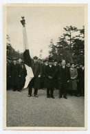 Asie.Japon.cérémonie Officielle. Porte Drapeau Et Officiels En Grande Tenue. - Asia