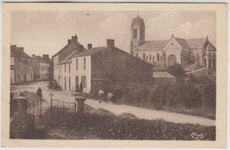 D85 - LES LUCS DE BOULOGNE - L'EGLISE ET LA ROUTE DE ROCHESERVIERE-Homme Avec Une Charrette Et Un Fût-Véhicule Ancien - Les Lucs Sur Boulogne