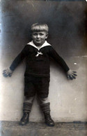 Carte Photo Originale Adorable Enfant & Gamin Dos Au Mur Vers 1910/20 - Anonyme Personen