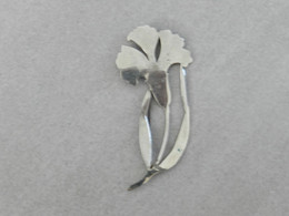 Broche  Fleur    En  Métal    Voir  Photo - Other & Unclassified