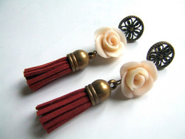 Boucles D'oreilles Roses, Cadeau Original, Fleurs Fait-main, Pompon, Bordeaux Rose Pâle, Hippie, Suédine, Porcelaine Fro - Oorringen