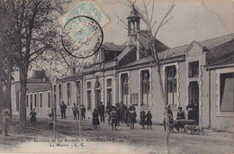 La Mairie école Autrefois à Angoulins Avec Circulation Piétonne Et Animale - Angoulins