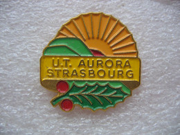 Pin's UT Aurora De STRASBOURG (Union De Tourisme AURORA) Avec 3 Sections: Marche D'orientation, Badminton Et Randonnée P - Bádminton