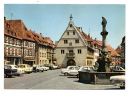 OBERNAI --1975--La Fontaine  Sainte Odile  Et La Halle Aux Blés ( Voitures Dont Peugeot Et Renault 4L)..........à Saisir - Obernai