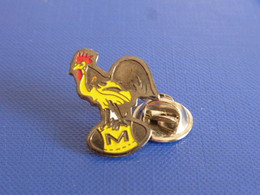 Pin's Rugby - M - Coq Jaune - Ballon - Coq Tricolore Sportif (PJ12) - Rugby