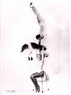 Grande Photo Originale Cirque - Artistes Acrobates Elvie & Pilon Avec Leur Chien Barzoï ( Lévrier Russe ) Vers 1960 - Famous People