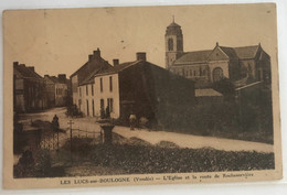 85 Les Lucs Sur Boulogne 1934 Eglise Route De Rocheservière Chariot Tonneau Auto Passants Pancarte Les Lucs - Les Lucs Sur Boulogne